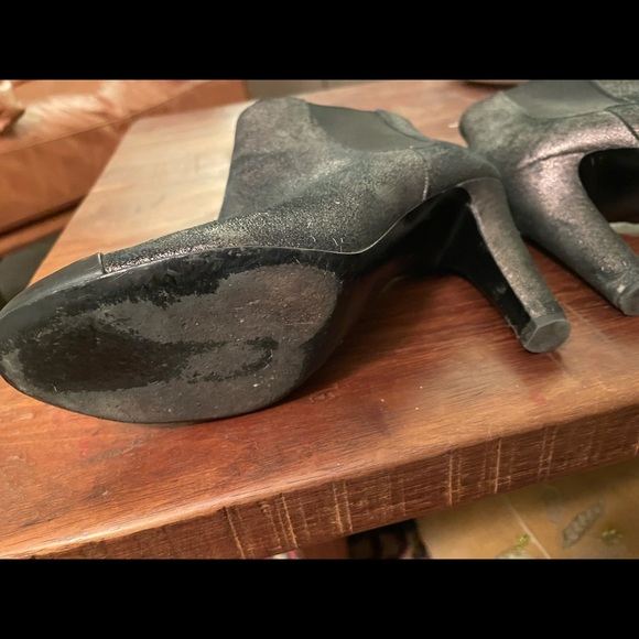 Chanel gold/black bootie / size 37.5 but feel a bit smaller like a 37. - Picture 4 of 6